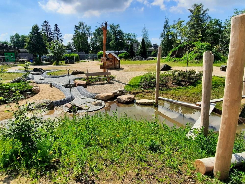 Het natuurlijke speelterrein met water, zand en groen