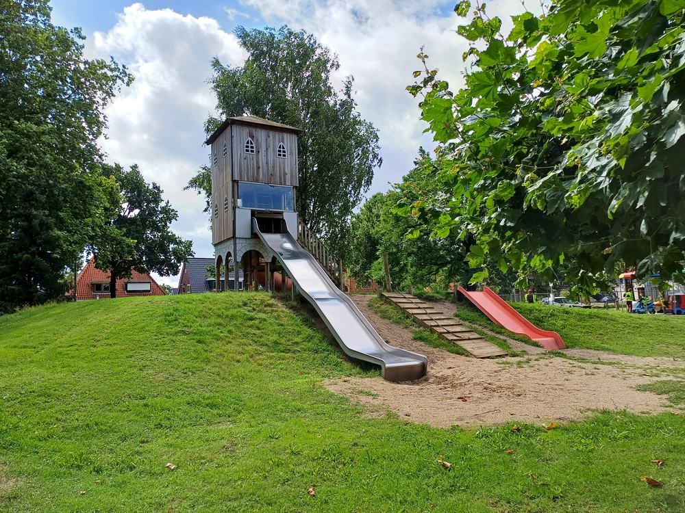 De glijbaan op de speelheuvel