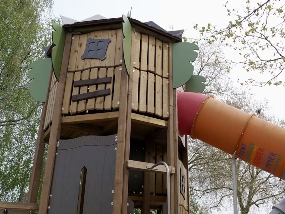 De uitkijktoren van het safaritoestel met de glijbaan