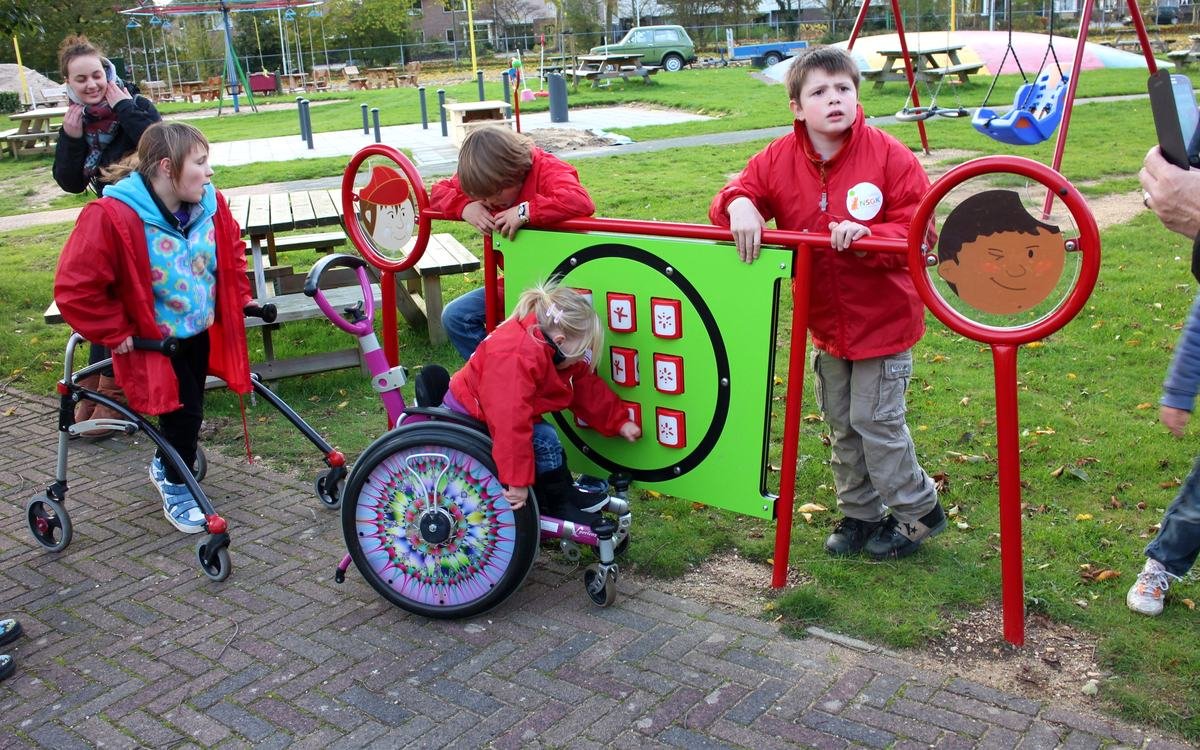 Kinderen spelen samen bij een toegankelijk speeltoestel