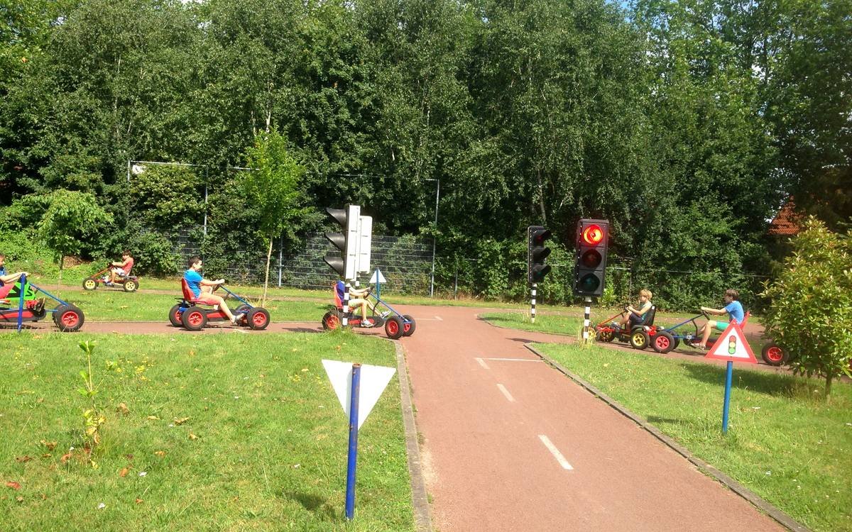 Kinderen rijden op skelters over de skelterbaan